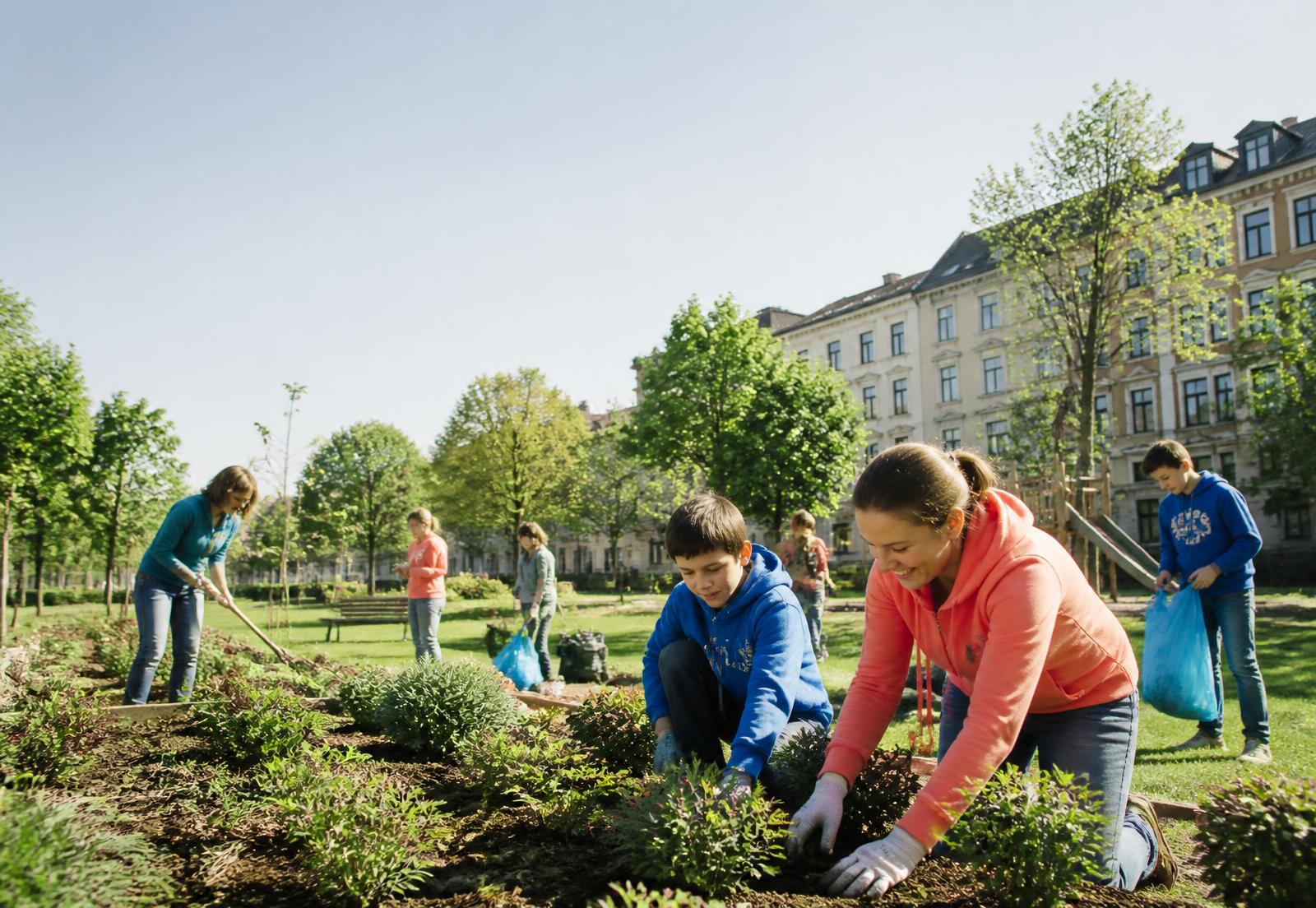 Menschen engagieren sich gemeinsam in einem städtischen Park